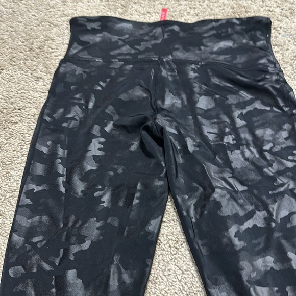 Spanx Leggings Camo Faux Leather Shaping Stretchy Gray Size L Petite - Picture 6 of 6